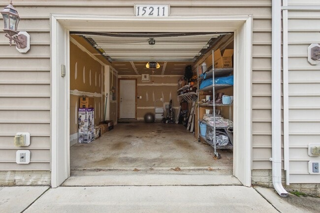 Building Photo - Stunning 2 bed 2.5 bath 2-story condo/townhome