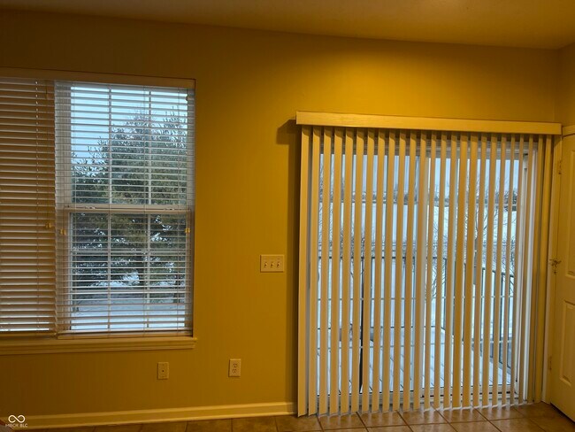 Building Photo - 3522 N Golden Gate Dr