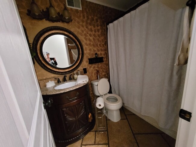 Building Photo - 2075 College Green Dr