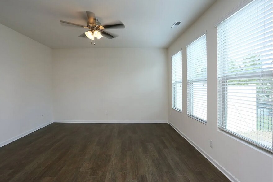 Building Photo - 131 Holly Berry Ln
