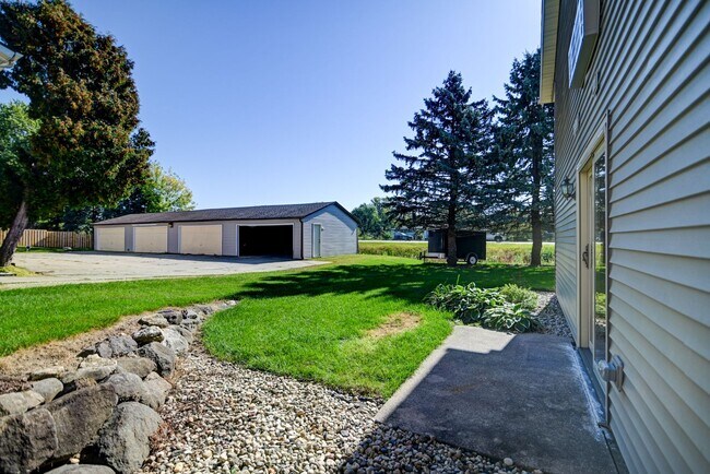 Building Photo - Broadway Drive - Sun Prairie