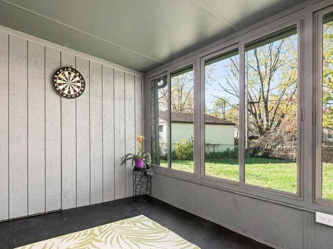 Building Photo - 1543 S Hamilton Rd