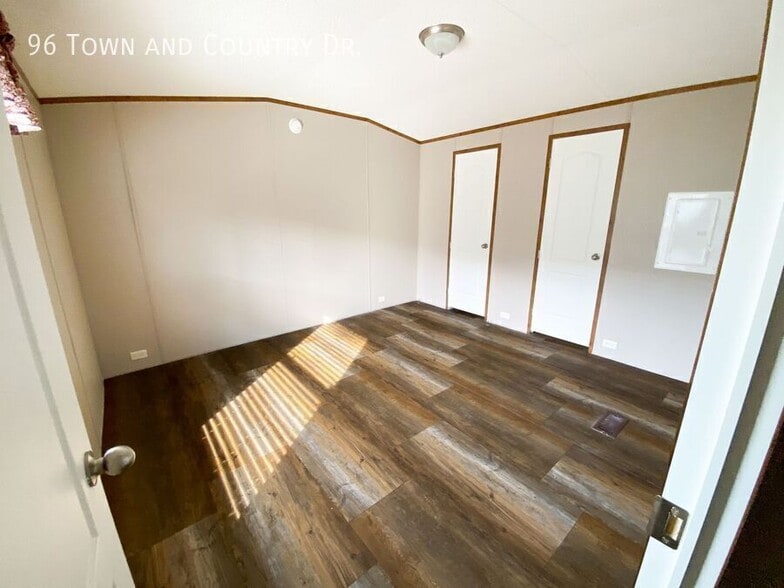 Building Photo - 3900 Lenore Dr