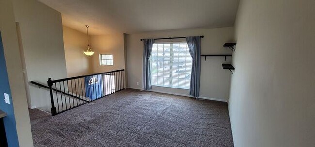 Building Photo - Location, Charm and Comfort!