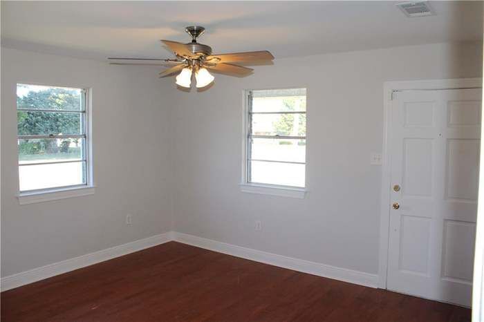 Building Photo - 4748 Newlands St