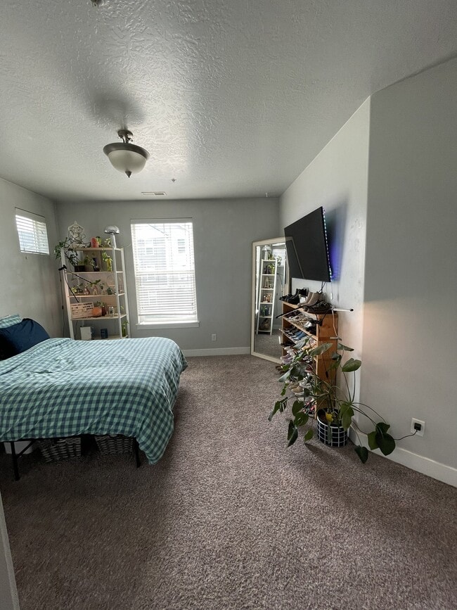 Building Photo - 91 W Silver Springs Dr