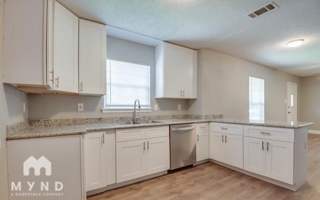 Building Photo - 150 Venice St