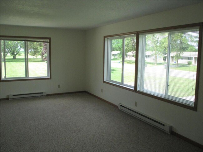 Building Photo - 512 Maple Ln