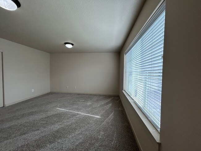 Building Photo - Spacious 4 Bed, 2.5 Bath Home!
