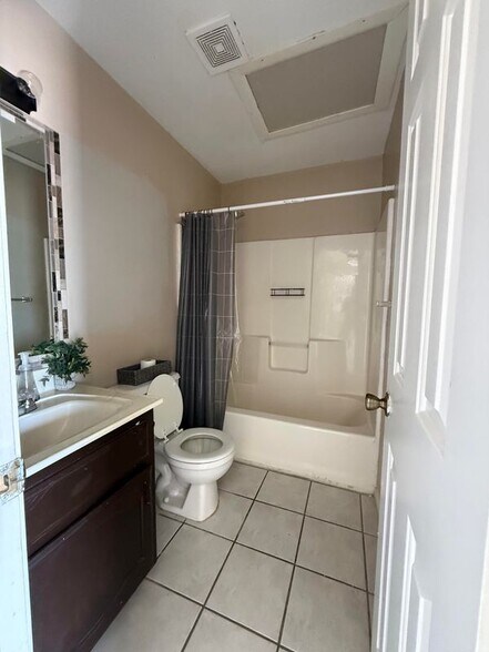 Building Photo - 1800 Oasis Dr