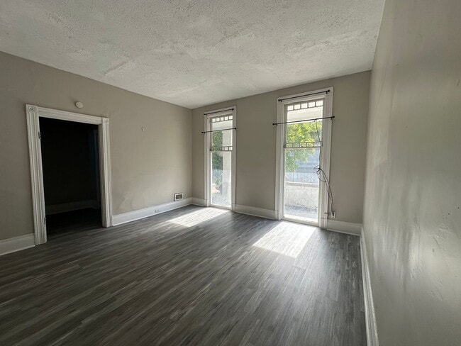 Building Photo - *** Shadyside * Large 4 Bedroom House For ...