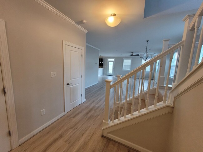 Building Photo - Gorgeous, Updated Condo Located in Spence ...