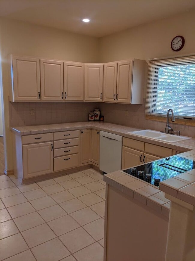 Building Photo - Westside Residence Near Kissing Camels & G...
