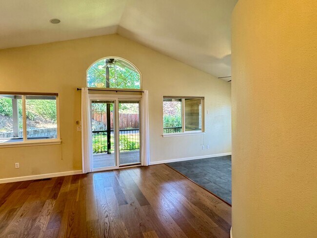 Building Photo - Spacious 3 bedroom, 3 bath bi-level home nestled in the scenic Sierra Nevada foothills