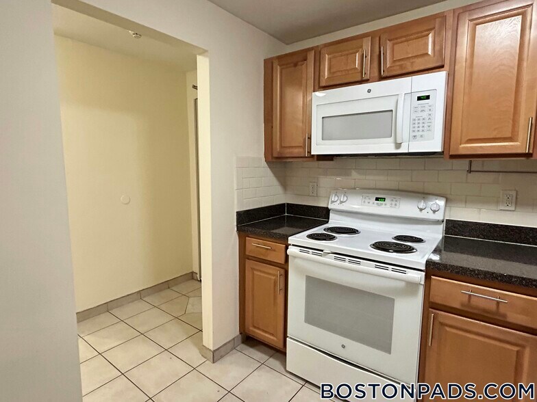 Building Photo - 24 Whites Ave