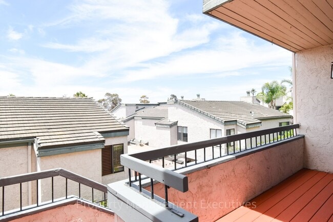 Building Photo - Renovated 2 Bedroom, 2.5 Bath Townhome