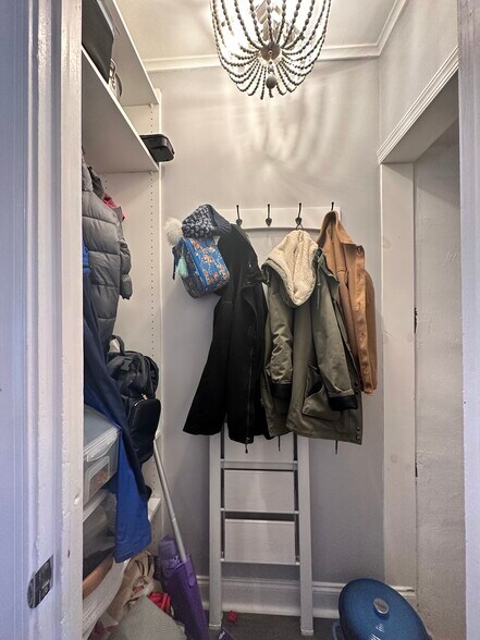 Building Photo - 10 W Knight Ave