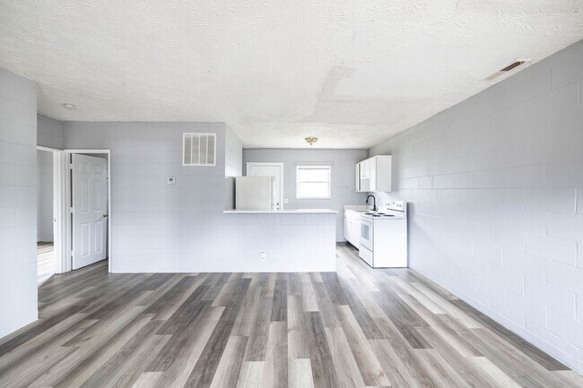Building Photo - 2 Bed, 1 Bath %50 OFF FIRST MONTH'S RENT!