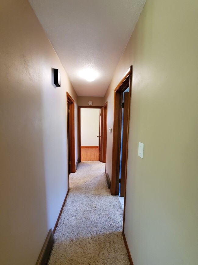 Building Photo - FOR RENT- Crestline Ave- Gorgeous Home in ...