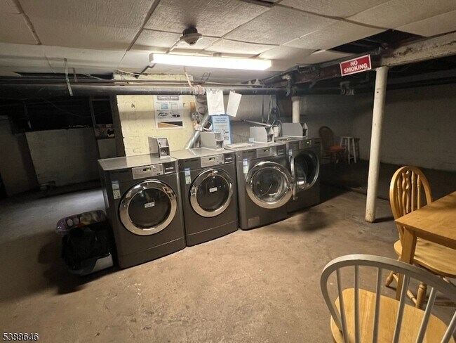 Building Photo - 412-416 Bloomfield Avenue Unit 21