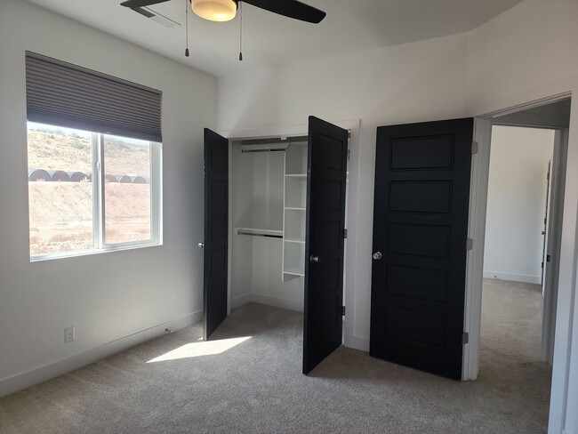 Building Photo - Luxury Townhome