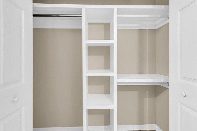 Building Photo - 1850 Montclair Dr