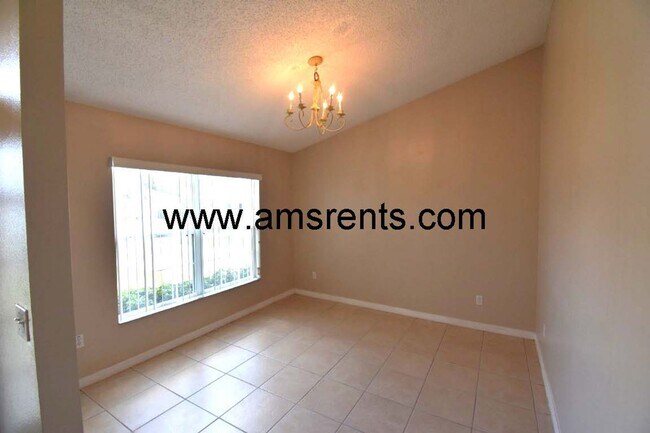 Building Photo - Spacious 3 bedroom 2 bath in Poinciana