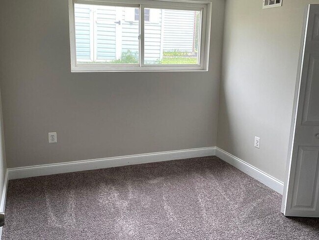Building Photo - Spacious 5BR/2BA Single Family | Fresh Paint + New Carpet | New Kitchen Floor | Huge Yard + Deck