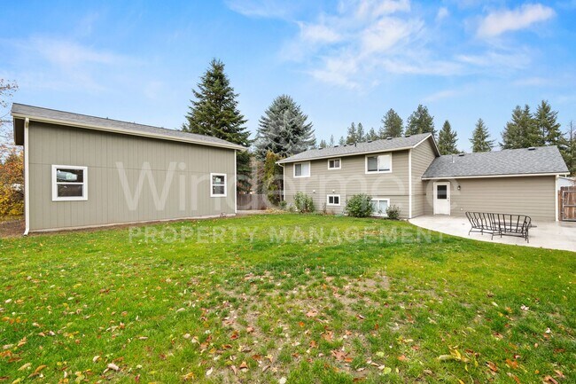 Building Photo - Updated 3 Bed 2 Bath Home With Brand New 2...