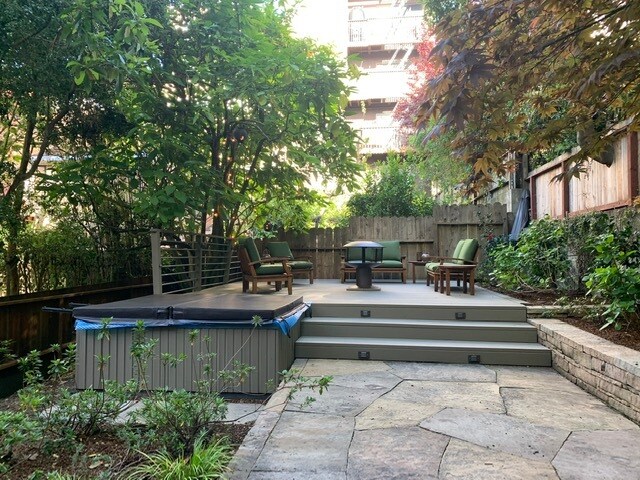 hot tub & deck - 545 Wisconsin St