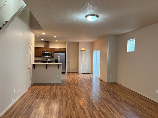 Building Photo - Well Maintained Spacious 4 BD Home with Granite Countertops, Hardwood Floors, High Ceilings, Grea...