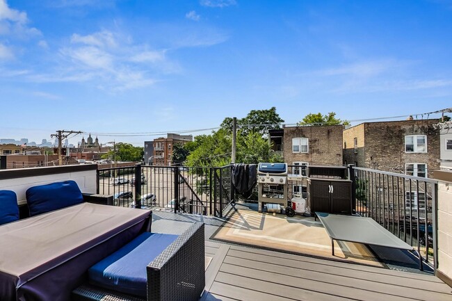 Building Photo - 2429 W Augusta Blvd