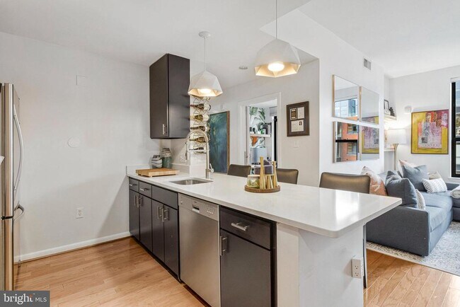 Building Photo - 1001 L St NW