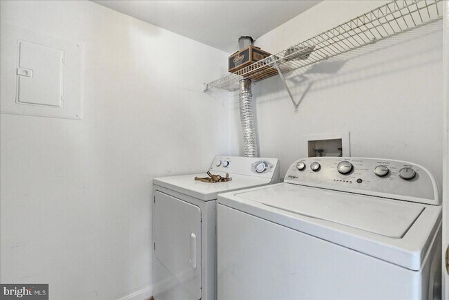 Building Photo - 100 Westwick Ct