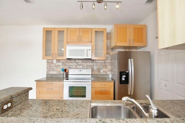 Building Photo - Stylish 3/2 Corner-Unit Condo with Resort ...