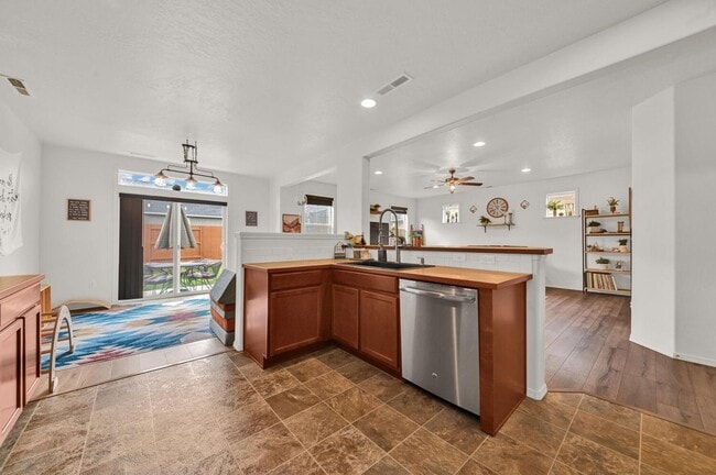 Building Photo - Gorgeous 4-Bdr with fully fenced yard in b...
