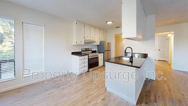 Building Photo - 905 Lakeside Dr