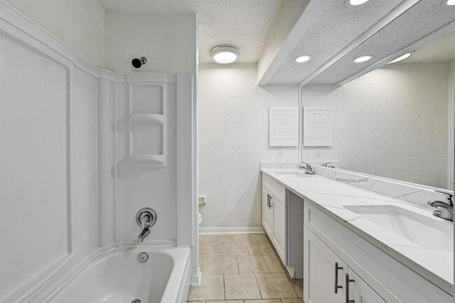 Building Photo - 2022 Lakewood Ct