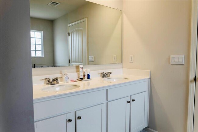 Building Photo - 325 Fernbrook Trl