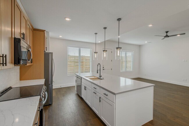 Building Photo - Brand new 4/4.5 Townhome