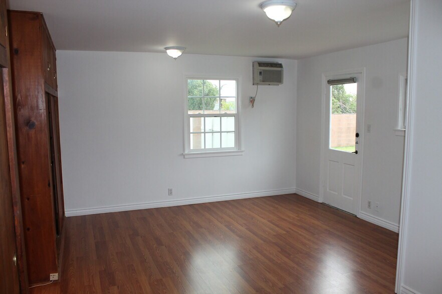 Building Photo - 530 E Grinnell Dr