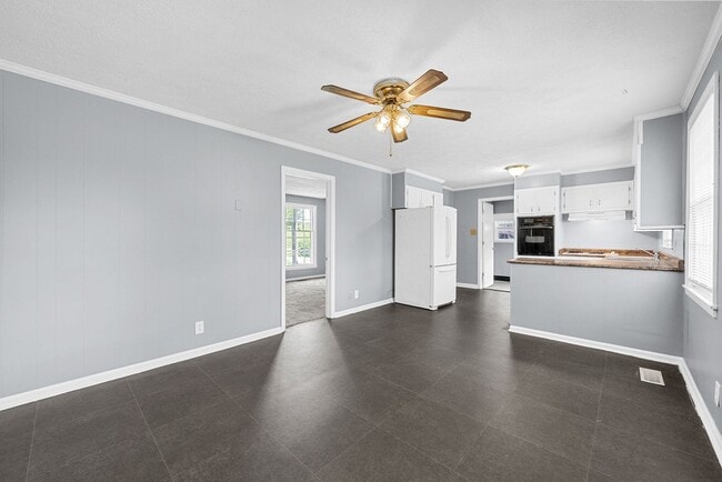 Building Photo - 3 Bedroom Pet Friendly Home For Rent!