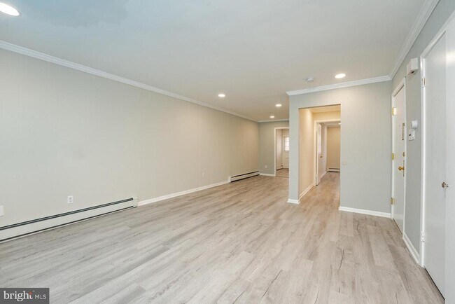 Building Photo - 703 N Oxford Ave