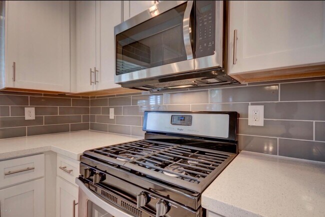 Building Photo - 1424 W 6th Pl