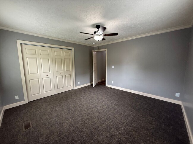 Building Photo - 5806 Quaker Pkwy