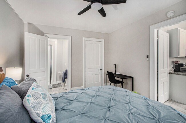 Building Photo - $1295 Tastefully furnished 1BR Apartment | All Utilities Paid + Deposit-Free Option!