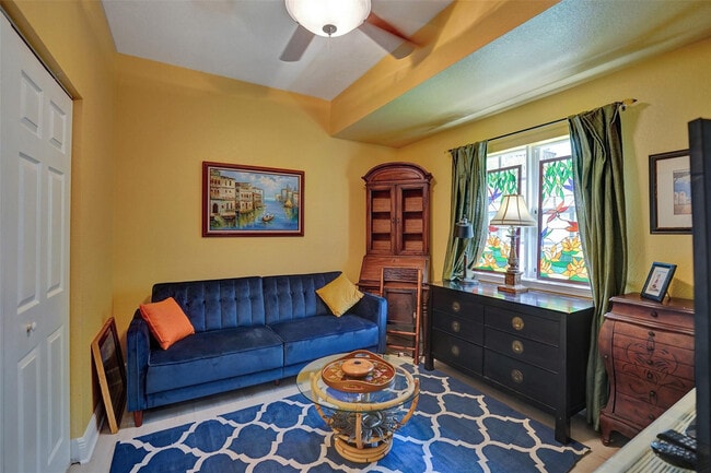 Building Photo - 617 SW 2nd Dr