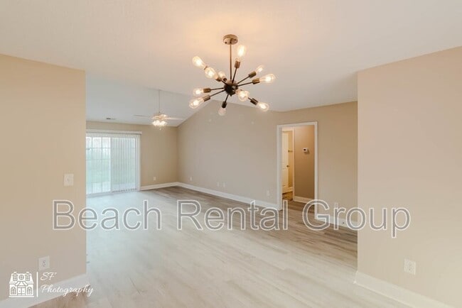 Building Photo - 246 Macarthur Dr