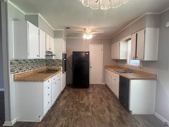 Building Photo - 211 Laverne Dr