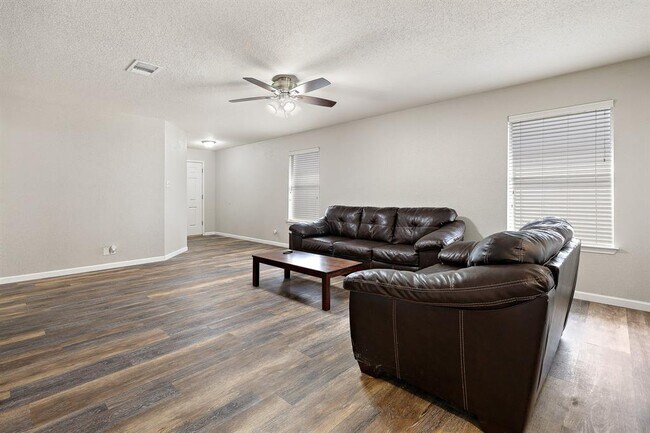 Building Photo - 304 Paige Bend